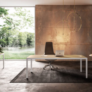 sense scrivania direzionale con piano melaminico rovere e struttura bianca