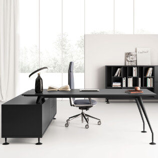 trendy scrivania direzionale con piano e mobile di servizio neri con inserto bianco e gambe alluminio nero